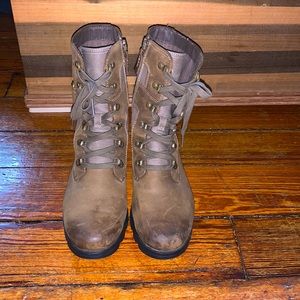 Sorel Emelie Conquest Boot, size 8.5 Olive Green and Barely worn!